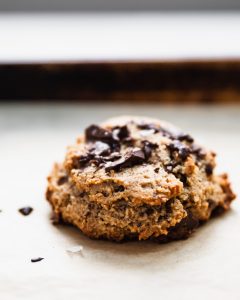 almondcookies-final-closeup-baked-cookie