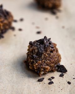 almondcookies-process-unbaked-topped-with-chocolate