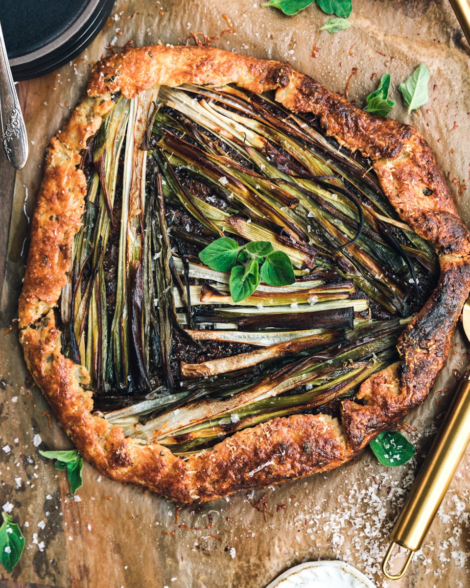 caramelized_onion_tart_final_baked_top-view_styled